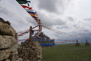 草原上的经幡与石堆景观