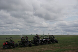 草原上的农机作业场景