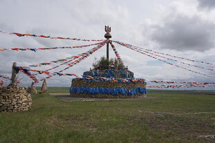 草原上的经幡与祭祀台