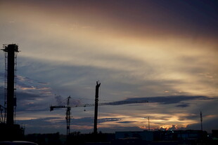 黄昏下的工业设施与天空