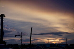 黄昏下的城市天际线