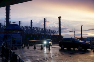 港口黄昏时的车辆与设施