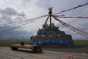 草原上的多彩敖包