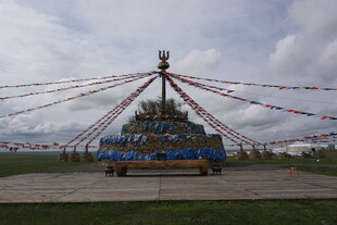 草原上的经幡装饰建筑