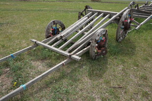 工人田间安装灌溉管道