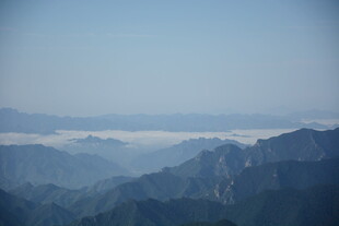 山峦云海间的壮美风光