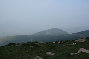 山间远景 绿意与山峦交织