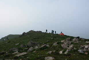 山顶露营者与多彩帐篷