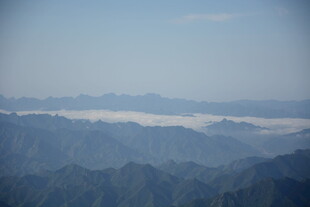 山峦云海间的壮美风光