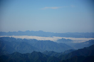 山峦云海壮丽自然风光