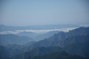 山峦云海间的壮美景色