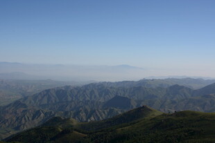 山峦叠嶂的壮阔自然景观