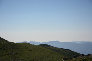 青山连绵的开阔山野风光