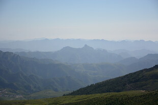 山峦叠嶂的壮阔自然景观