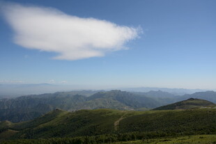 山峦云海间的壮美风光