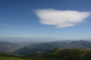 山间蓝天飘白云