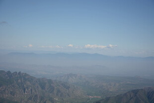 山峦蓝天远景图