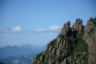 峻峭山峰与远处山峦