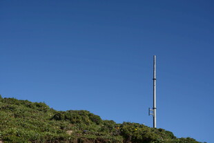 山顶上的高耸通信天线