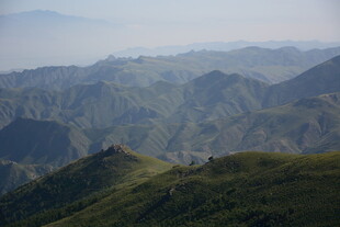 山峦叠翠的壮美自然景观