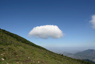 青山之巅的独朵白云