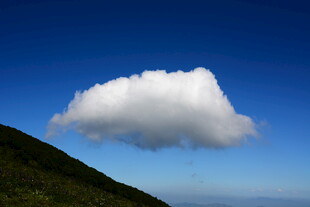 蓝天下的孤朵白云