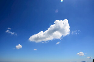 蓝天中的蓬松白云
