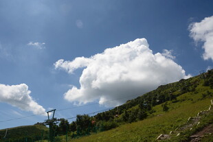山间蓝天白云与缆车景观