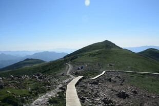 山间小径蜿蜒于青山蓝天