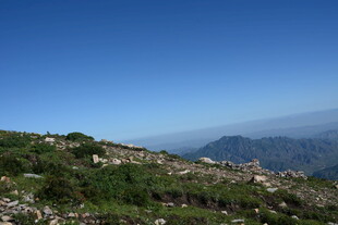 高山美景 蓝天绿野山峦