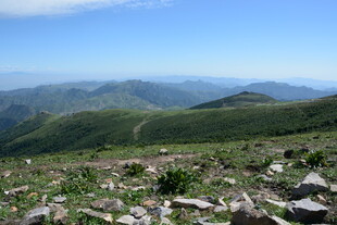 山峦叠翠的壮美自然景观