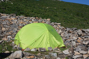 野外绿帐篷置于碎石之上