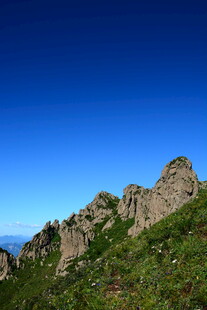 峻峭山石与葱郁植被景观