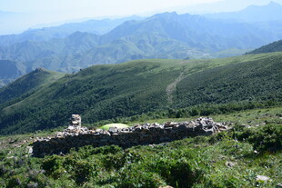 山间残垣 领略自然古朴美