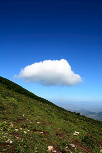 青山之上的孤朵白云