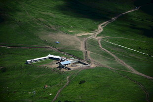 空中俯瞰草原上的建筑