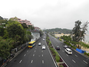 城市公路车辆与周边景致