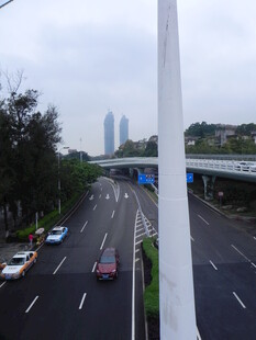城市高架桥上车流景象