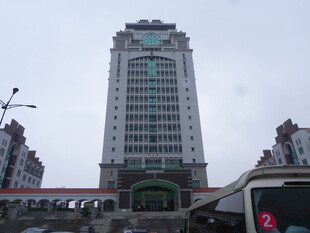 城市中高耸的现代化大楼