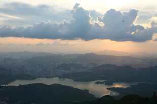 城市晚霞与湖景俯瞰