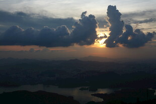 日落时分的壮美天空景观