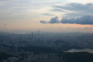 城市天际线的黄昏美景