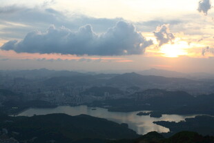 山顶俯瞰城市日落美景