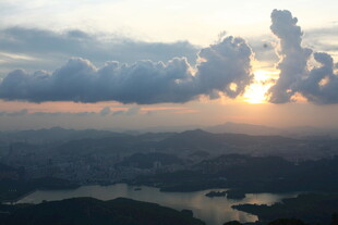 日落时分的城市与云海景观