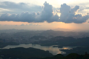 日暮下的山水城市景观