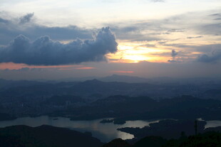 山顶俯瞰壮丽日落湖景
