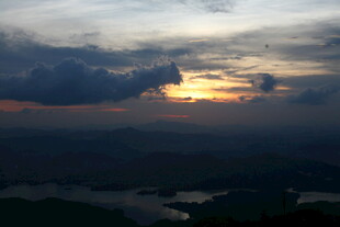 日落时分的壮丽天空景观