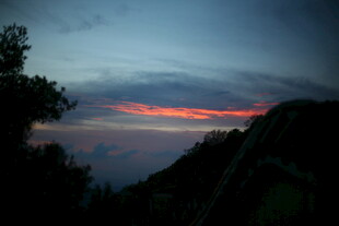 黄昏山林间的绚丽天空