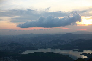 城市黄昏湖畔壮丽天空景