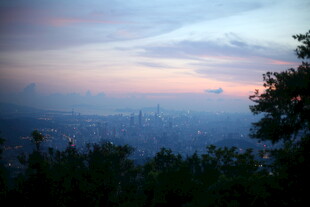 黄昏时分的城市与山林景色